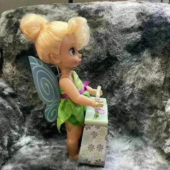 Disney Animators Collection Tinker
Bell doll and Tinker Bell Tin Box  Purse - Picture 12 of 16